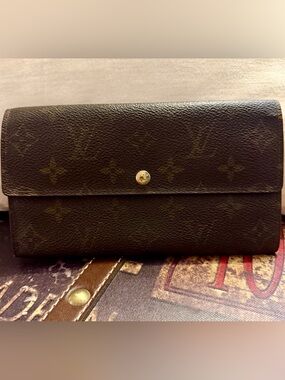 💚Louis Vuitton Vintage Monogram Sarah Wallet💚